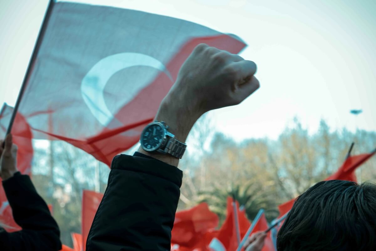 Erhobene Faust gegen das Erdogan Regime in der Türkei